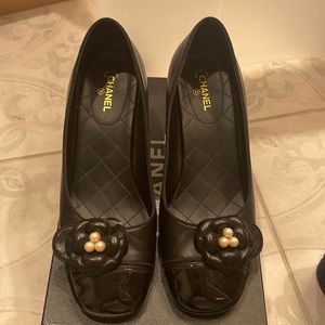 Black leather Chanel pumps